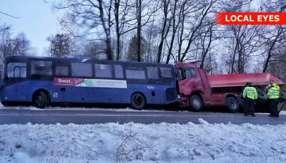 Buschaufføren ligger indlagt med kraniebrud og brud på rygsøjlen.