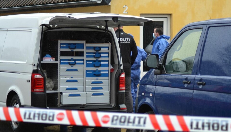 Politiet er indtil videre meget sparsomme med oplysninger i sagen - men en bil fundet på den ene af de to adresser er formentlig identisk med den, der samlede kvinden op efter bytur i Aalborg. Politiet er indtil videre meget sparsomme med oplysninger i sagen - men en bil fundet på den ene af de to adresser er formentlig identisk med den, der samlede kvinden op efter bytur i Aalborg.