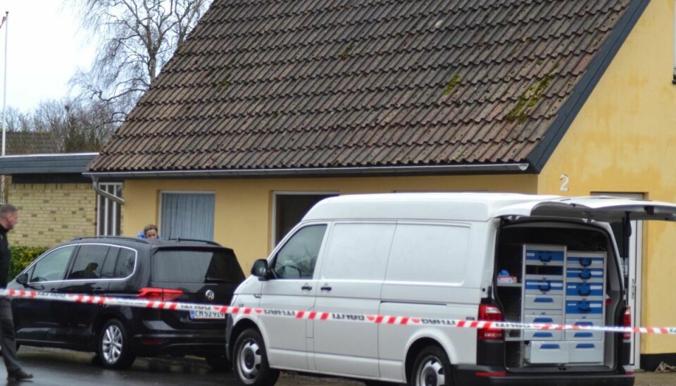 De to anholdt er ved at blive afhørt. De to anholdt er ved at blive afhørt.