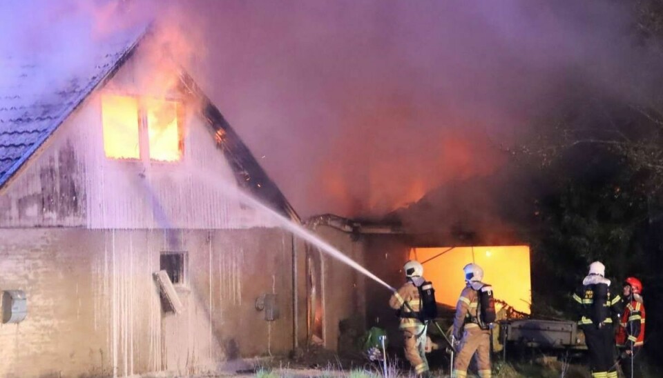 Brandfolkene foretog en kontrolleret nedbrænding af huset, som ikke stod til at redde.