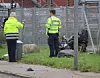 Motorcyklisten er af ukendte årsager væltet. Han er død af skaderne fra sit styrt. Foto: Presse-fotos.dk
