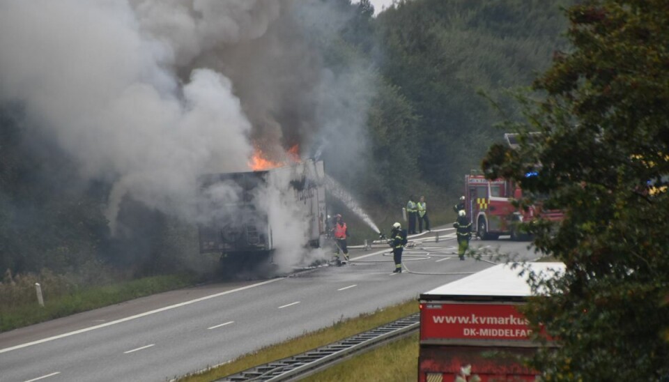 Flammerne har haft godt fat i lastvognen fredag eftermiddag. Flammerne har haft godt fat i lastvognen fredag eftermiddag.