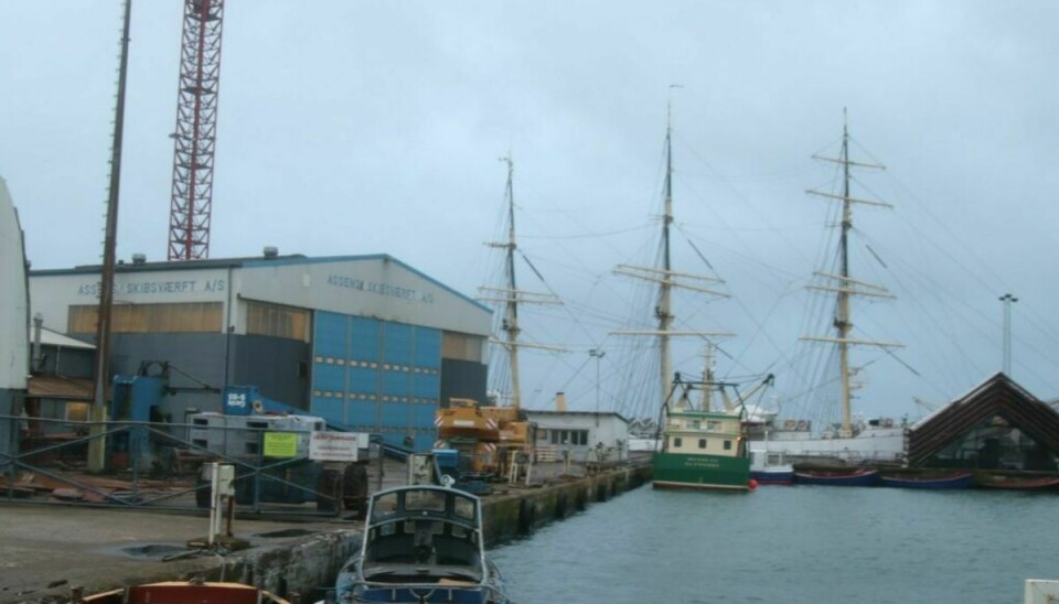 Skoleskibet Danmark lå ved kaj ved Assens Skibsværft, da arbejdsulykken skete.