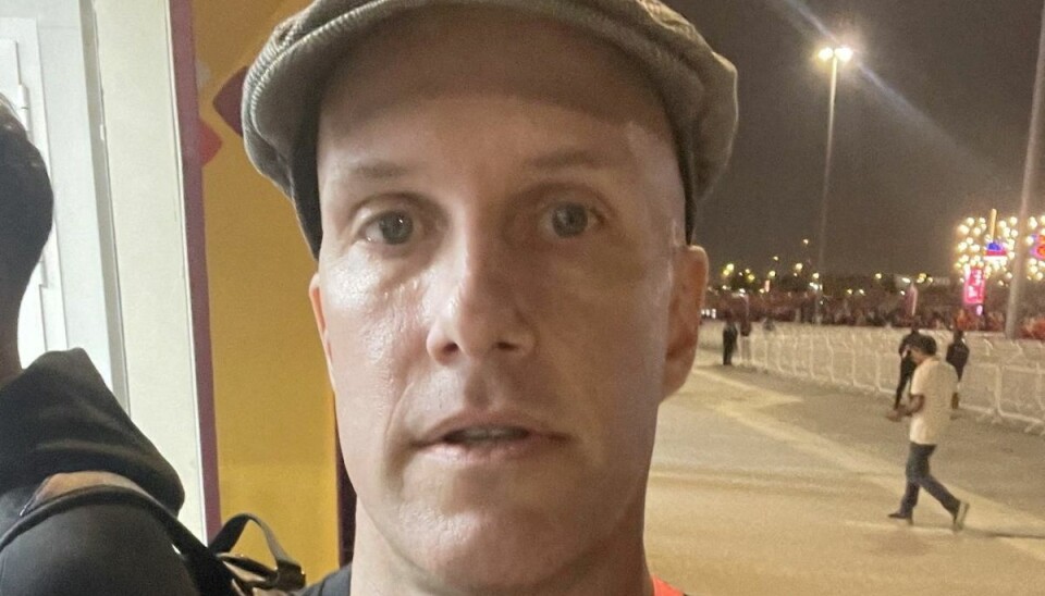 Grant Wahl blev ramt af et hjerteanfald og faldt om under kampen mellem Argentina og Holland. Grant Wahl blev ramt af et hjerteanfald og faldt om under kampen mellem Argentina og Holland.