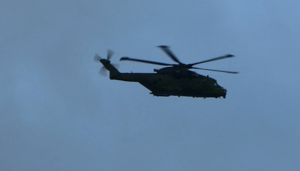 Eftersøger 23-årig med helikopter og hunde