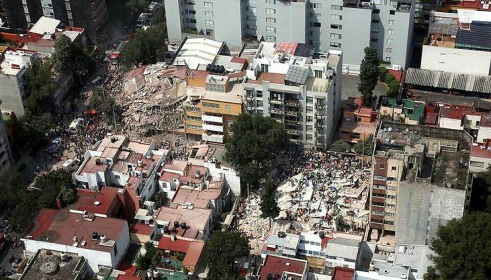Som det tydeligt ses her, har jordskælvet haft katastrofale følger. Foto: Scanpix