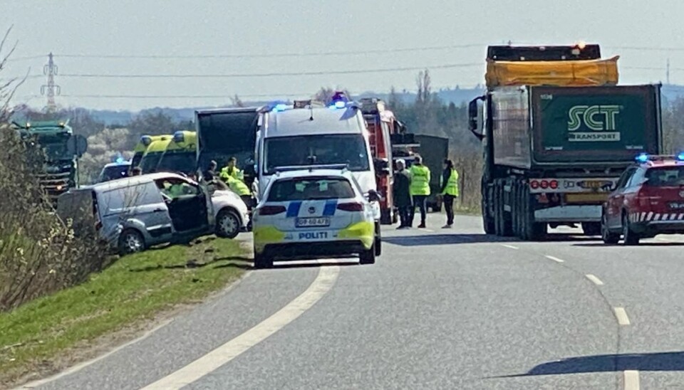 Vejen er spærret i begge retninger. Vejen er spærret i begge retninger.