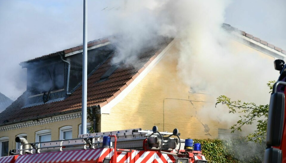 En brand hærger løs i en villa. Der er massiv røgudvikling.
