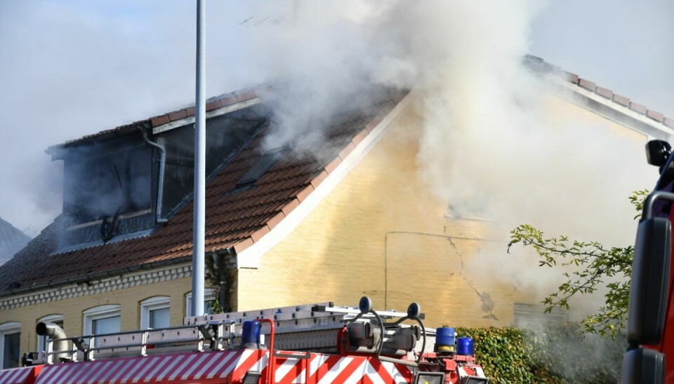 En brand hærger løs i en villa. Der er massiv røgudvikling.