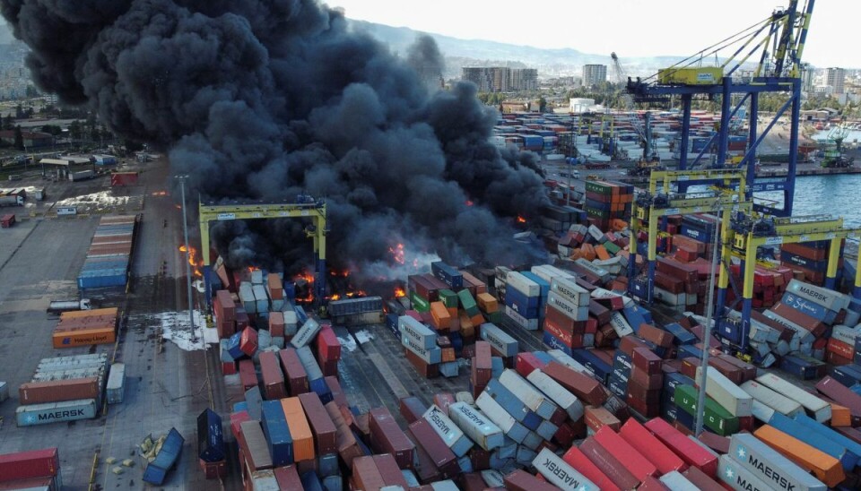 Branden er opstået på havnen og er helt ude af kontrol. Branden er opstået på havnen og er helt ude af kontrol.