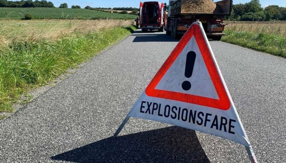Et skilt med teksten eksplosionsfare er sat op derude. Foto: Presse-fotos.dk Et skilt med teksten eksplosionsfare er sat op derude. Foto: Presse-fotos.dk