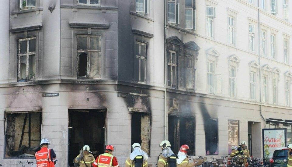 Det brænder kraftigt i en ejendom i København.