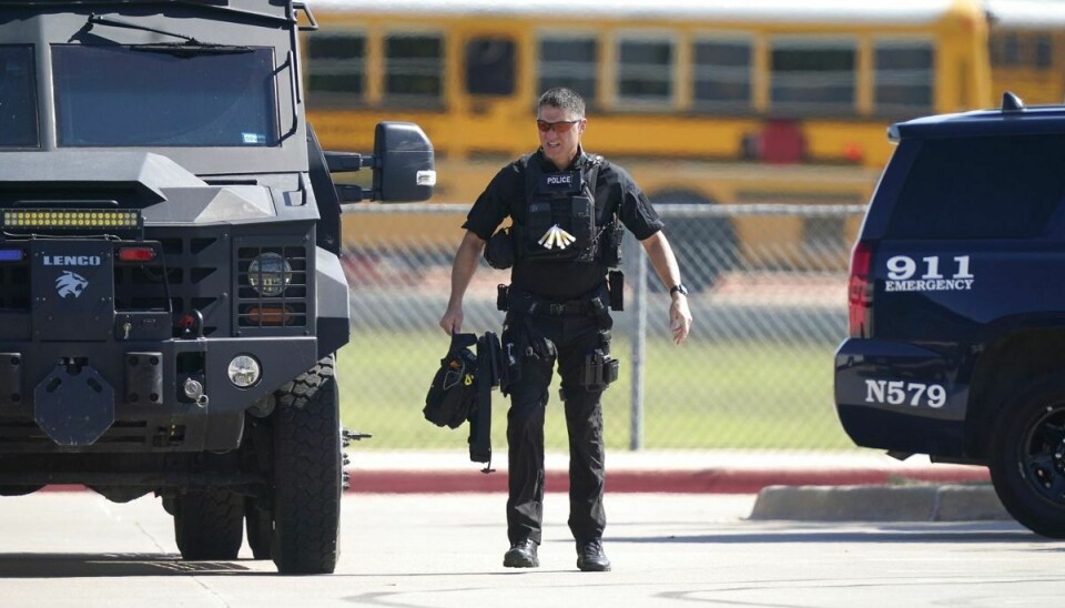 Politiet var talstærkt til stede ved Timberview High School i byen Arlington i Texas, hvor de gule skolebusser holdt klar til at evakuere eleverne efter et skoleskyderi. Fire er såret, heraf to af skud.