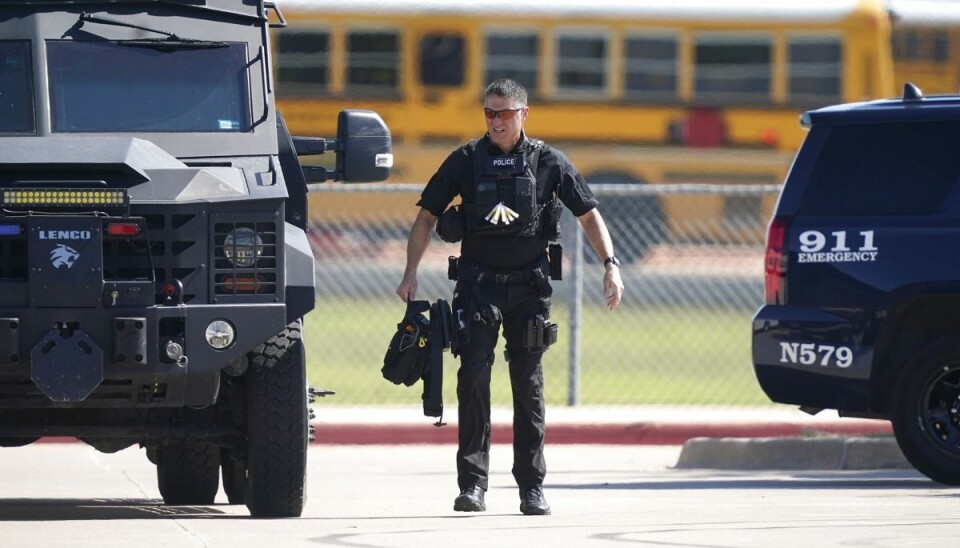 Politiet var talstærkt til stede ved Timberview High School i byen Arlington i Texas, hvor de gule skolebusser holdt klar til at evakuere eleverne efter et skoleskyderi. Fire er såret, heraf to af skud. Politiet var talstærkt til stede ved Timberview High School i byen Arlington i Texas, hvor de gule skolebusser holdt klar til at evakuere eleverne efter et skoleskyderi. Fire er såret, heraf to af skud.