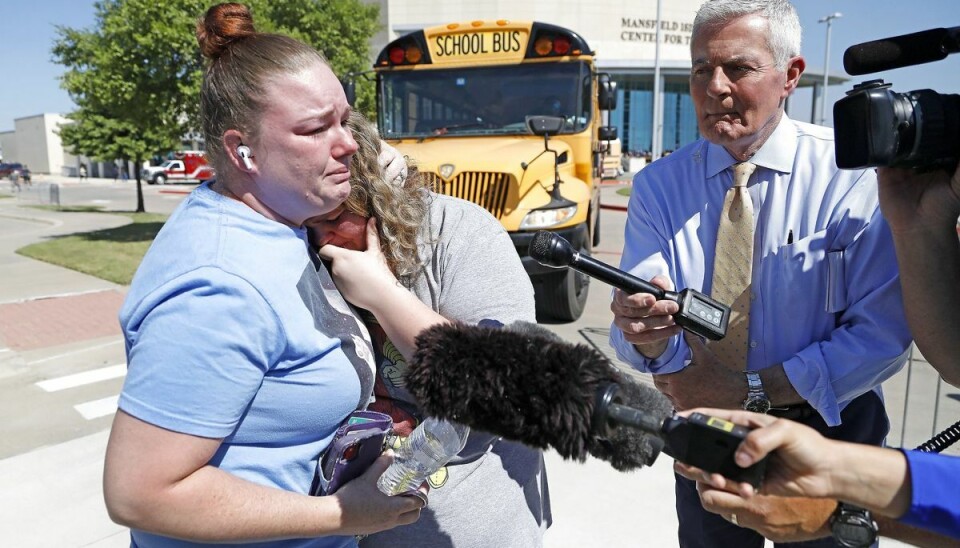 Stephanie Wade (tv) embraces og hendes datter Keeley, 14 taler med pressen. Stephanie Wade (tv) embraces og hendes datter Keeley, 14 taler med pressen.