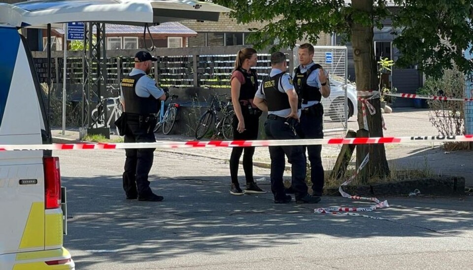 Politiet 'efterforsker bredt', efter at en mand er blevet stukket ned med kniv på Vermundsgade på Nørrebro i København. Politiet 'efterforsker bredt', efter at en mand er blevet stukket ned med kniv på Vermundsgade på Nørrebro i København.