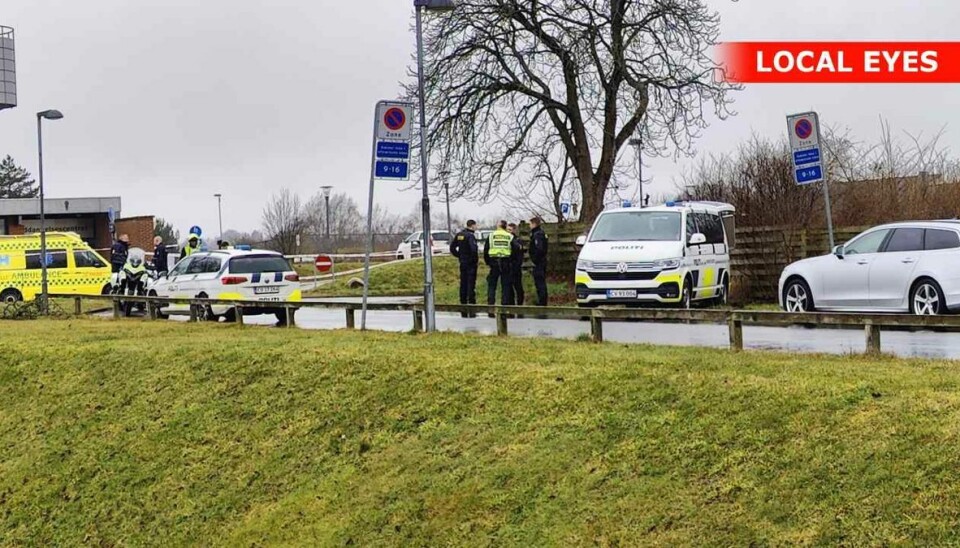 Betjente er talstærkt til stede i området, hvor de undersøger overfaldet. Betjente er talstærkt til stede i området, hvor de undersøger overfaldet.