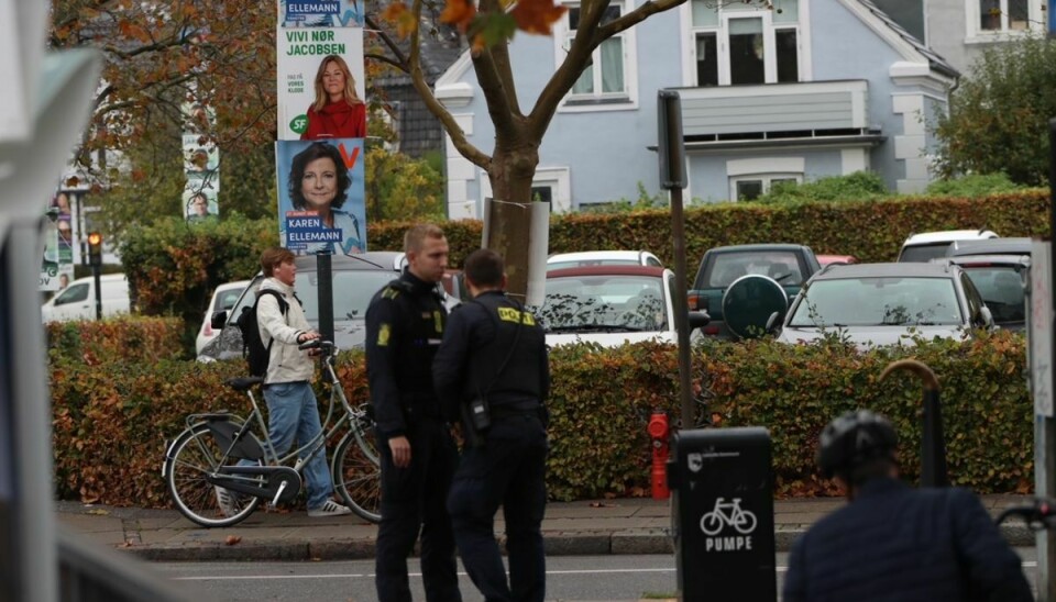 Politiet er talstærkt til stede ved Hellerup Station, hvor de undersøger en anmeldelse.