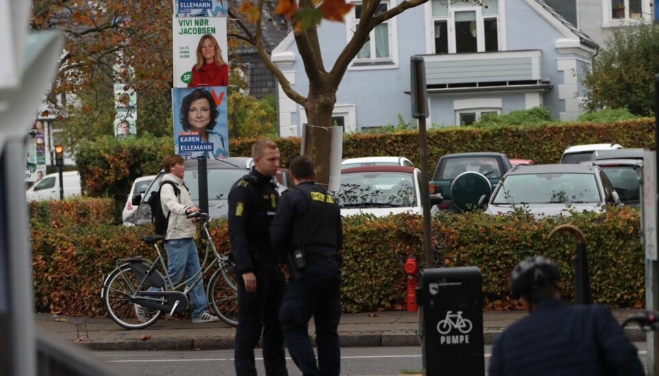 Politiet er talstærkt til stede ved Hellerup Station, hvor de undersøger en anmeldelse. Politiet er talstærkt til stede ved Hellerup Station, hvor de undersøger en anmeldelse.