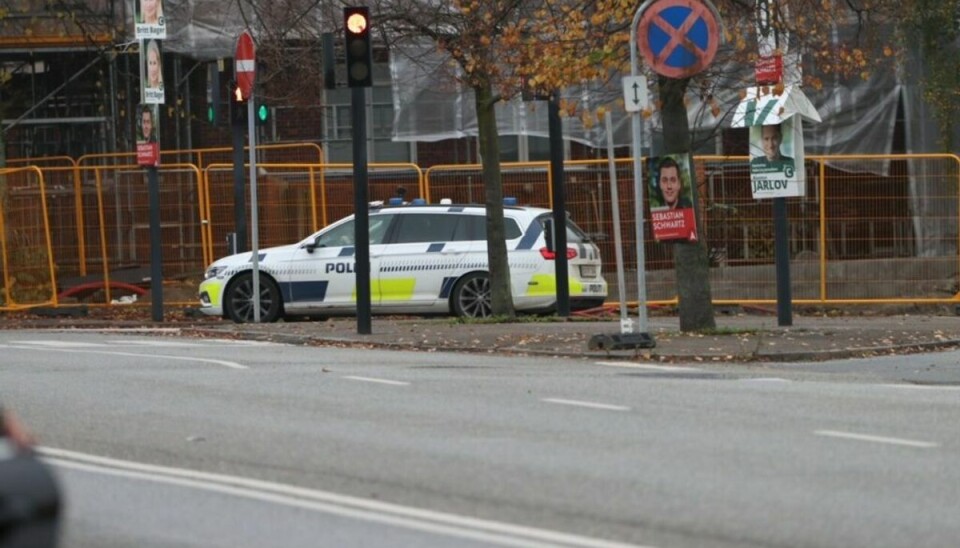 En mand er blevet spottet med en geværlignende genstand i et S-tog.