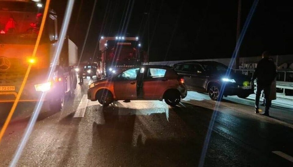 Op mod 20 køretøjer er involveret i uheldene. Op mod 20 køretøjer er involveret i uheldene.