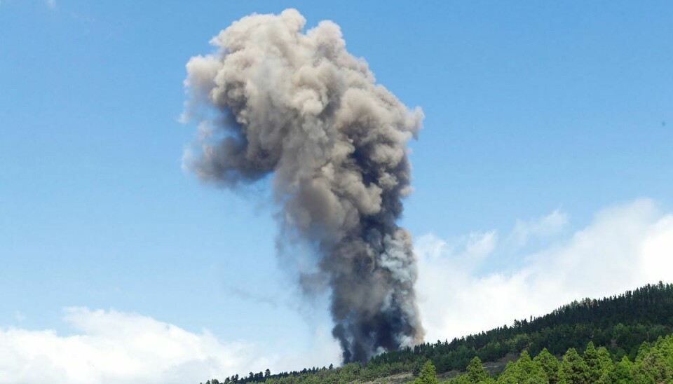Store røgskyder står op af vulkanen.
