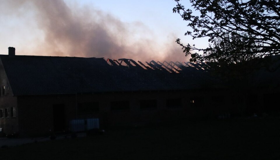 En lade står i flammer En lade står i flammer