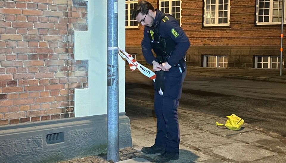 Gaden har været afspærret hele natten. Mandag morgen skal der laves yderligere undersøgelser på stedet. Gaden har været afspærret hele natten. Mandag morgen skal der laves yderligere undersøgelser på stedet.