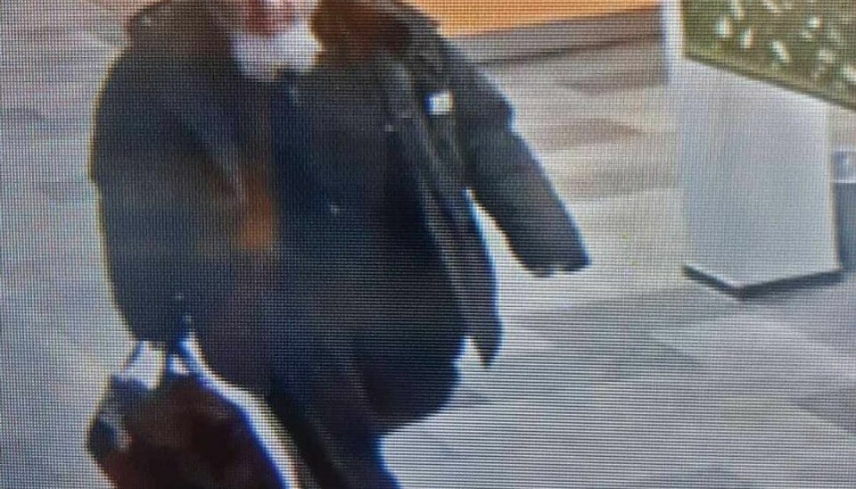 Det er denne mand politiet leder efter - og som angiveligt har bortført det lille barn fra sygehuset. Det er denne mand politiet leder efter - og som angiveligt har bortført det lille barn fra sygehuset.