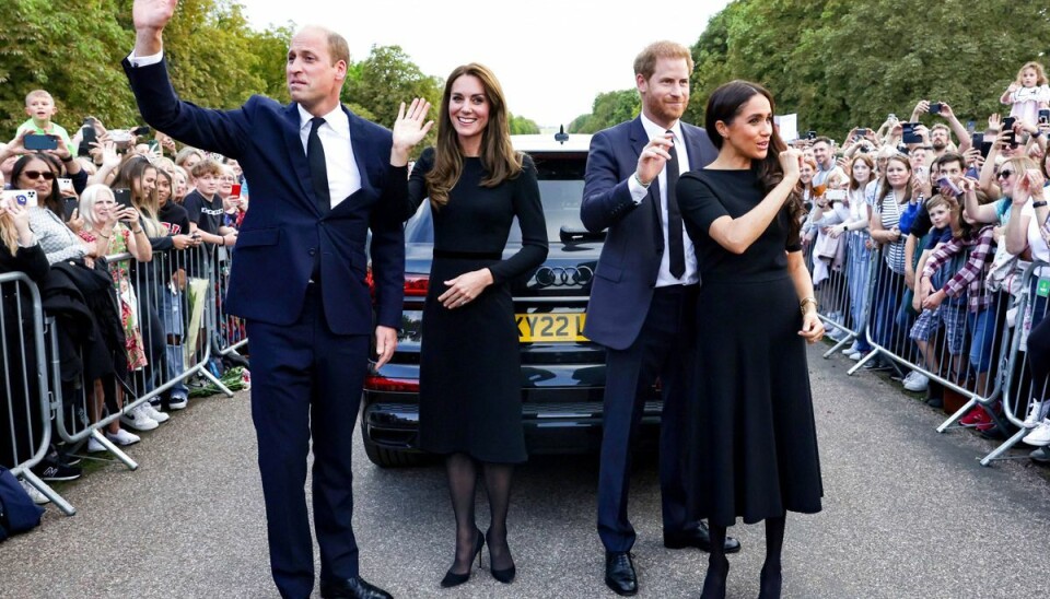De to royale brødre og deres hustruer vinker farvel til den massive folkemængde efter det overraskende fælles besøg foran Windsor Castle lørdag. De to royale brødre og deres hustruer vinker farvel til den massive folkemængde efter det overraskende fælles besøg foran Windsor Castle lørdag.