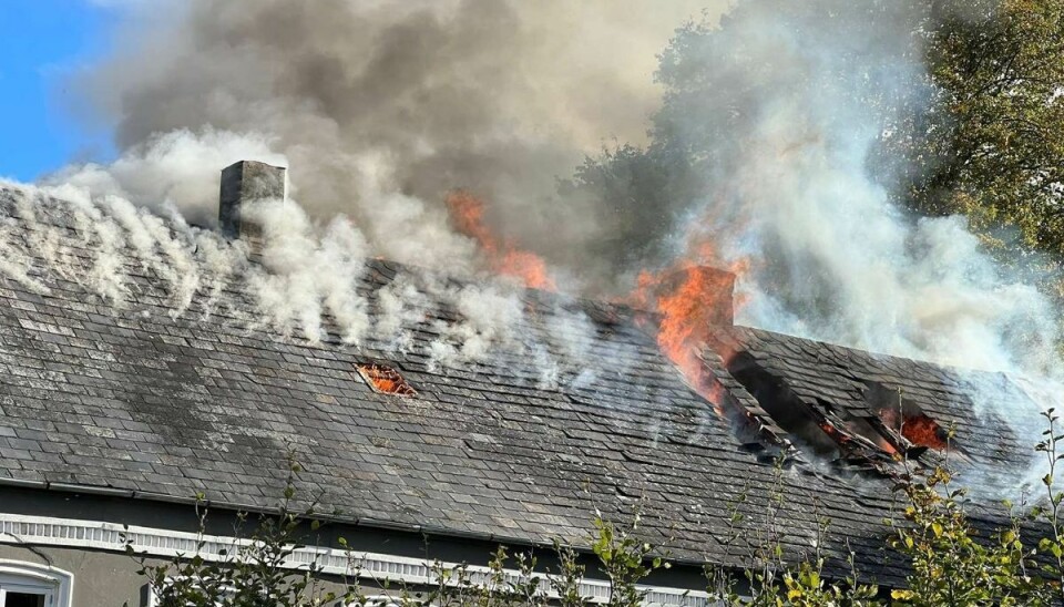 Politiet er rykket ud til en voldsom gårdbrand. Politiet er rykket ud til en voldsom gårdbrand.