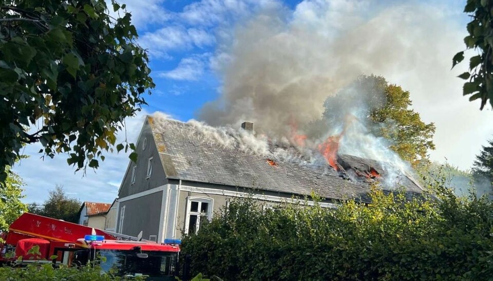 Gården er totalt overtændt. Gården er totalt overtændt.