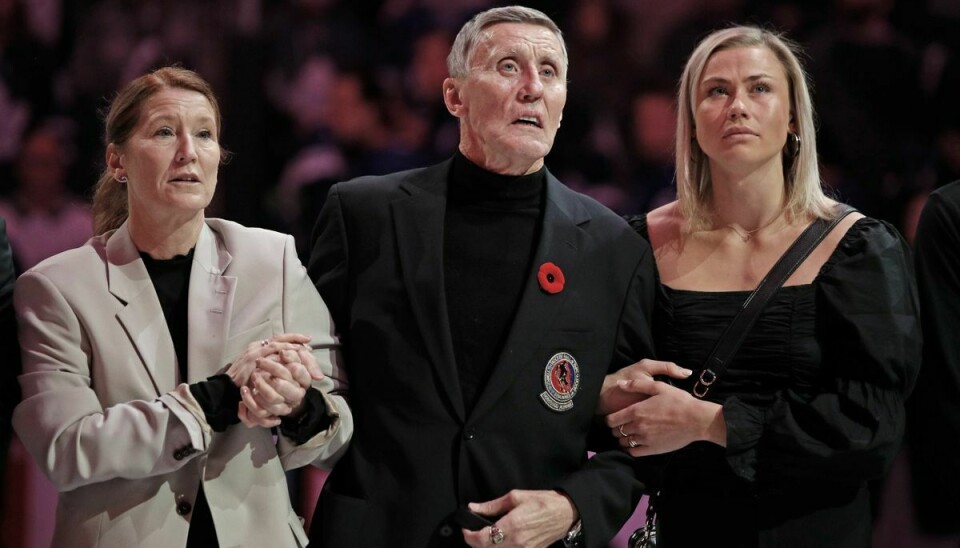 Börje Salming æres før en kamp i Scotiabank Arena den 11. november i Toronto, Ontario, Canada. Salming ses her sammen med sin kone Pia (tv.) og datteren Bianca.