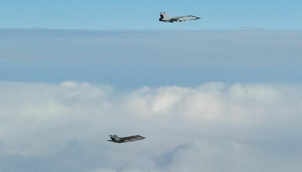 Øverst ses en russisk MIG-31 som bliver vist ud af den norske F-35 nederst i billedet.