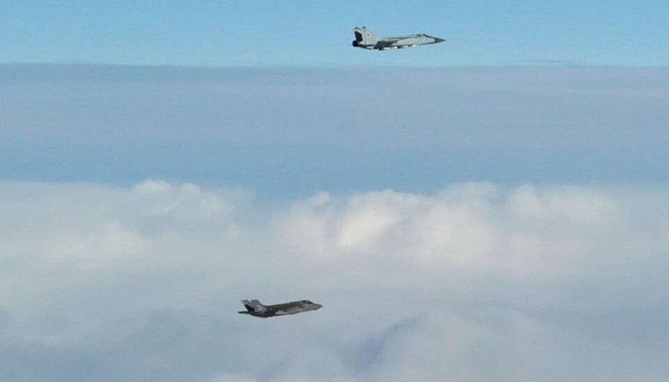 Øverst ses en russisk MIG-31 som bliver vist ud af den norske F-35 nederst i billedet. Øverst ses en russisk MIG-31 som bliver vist ud af den norske F-35 nederst i billedet.