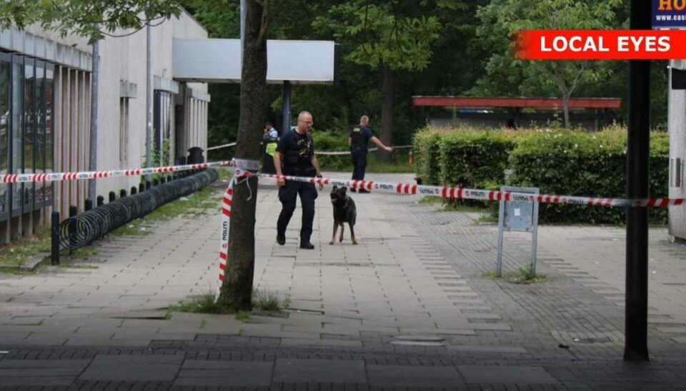 En ældre mand er blevet truet med pistol ved et butikscenter. En ældre mand er blevet truet med pistol ved et butikscenter.