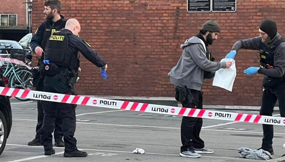 Politi i uniform og civil arbejder ved gerningsstedet. Politi i uniform og civil arbejder ved gerningsstedet.