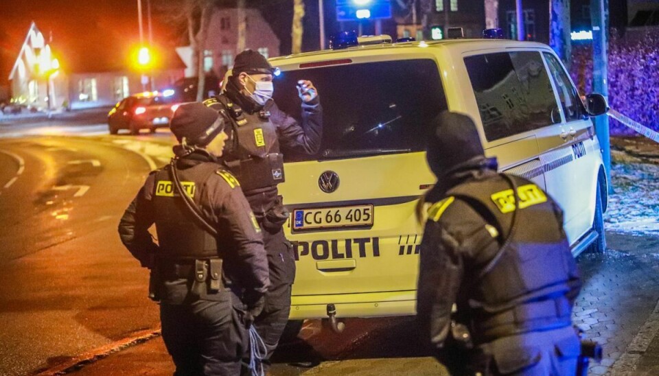 Midt- og Vestsjællands Politi fik klokken 18.09 melding om, at en mand var stukket med kniv i Roskilde. Offeret er i kritisk tilstand.