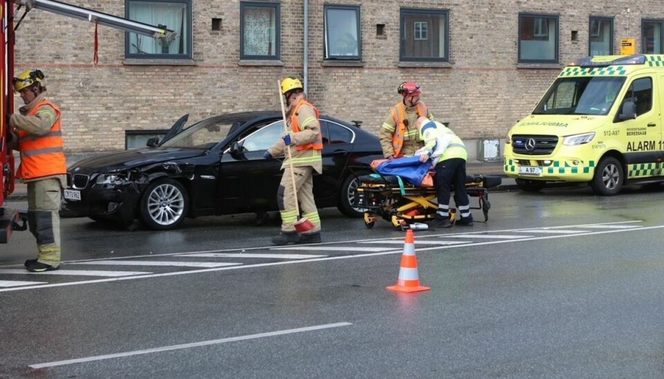 En varevogn og en personbil er kørt sammen. En varevogn og en personbil er kørt sammen.