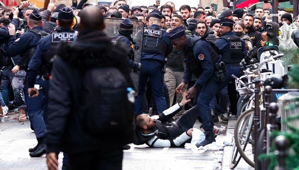 Demonstranter er fredag stødt sammen med politiet i Paris efter et dødelig skyderi.