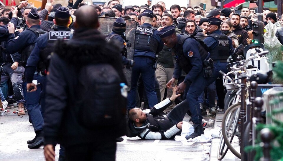 Demonstranter er fredag stødt sammen med politiet i Paris efter et dødelig skyderi. Demonstranter er fredag stødt sammen med politiet i Paris efter et dødelig skyderi.