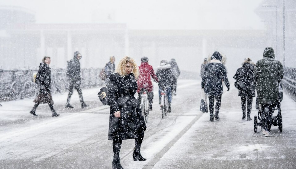 Sneen vælter ned over København.