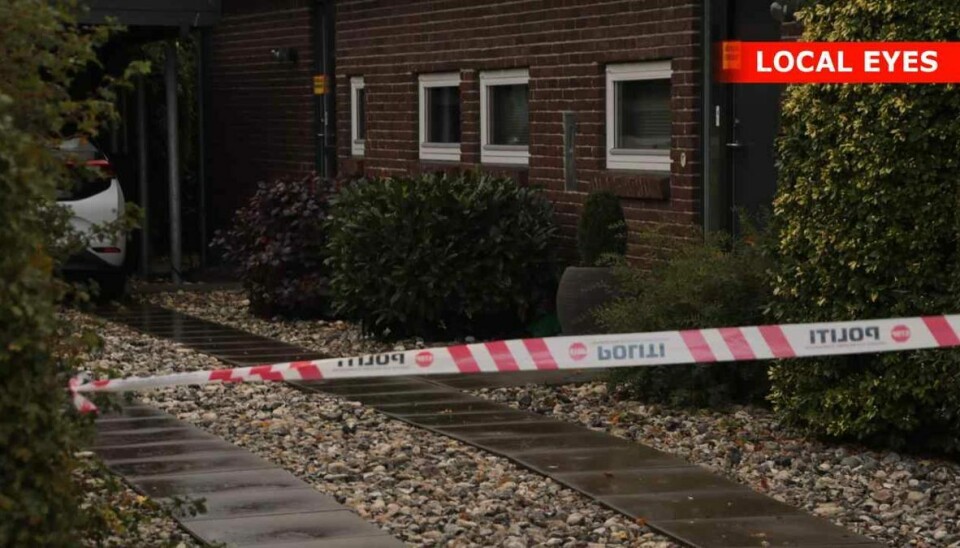 Politiet har plomberet huset, hvor personen indebrændte. Politiet har plomberet huset, hvor personen indebrændte.