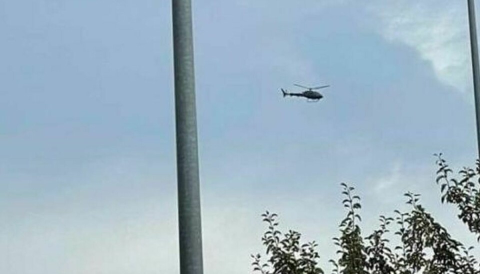 En helikopter blev set cirkulere rundt om gymnasiet