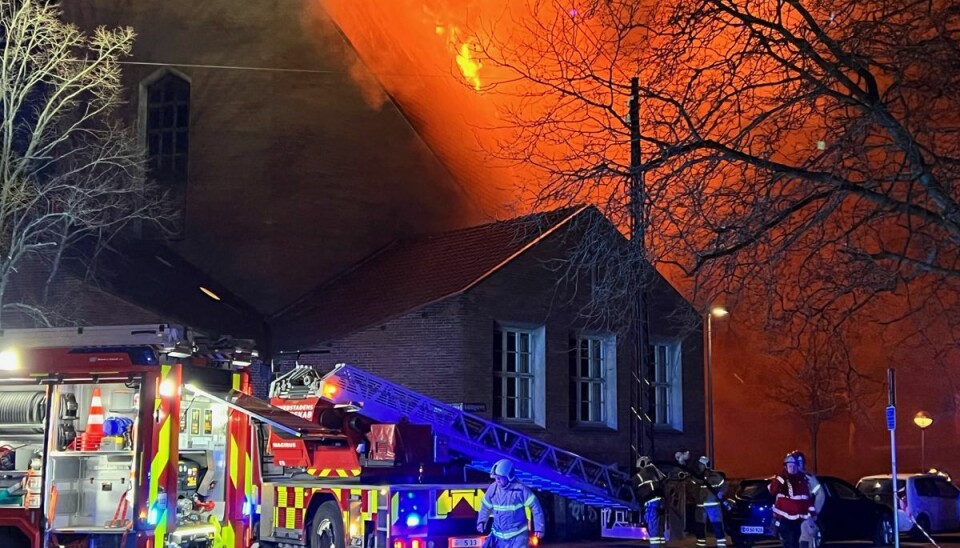 Der er tale om Hyltebjerg Kirke, der nu står i flammer.