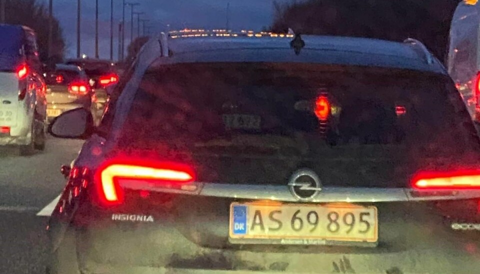 Der er massiv kø på motorvejen. Der er massiv kø på motorvejen.
