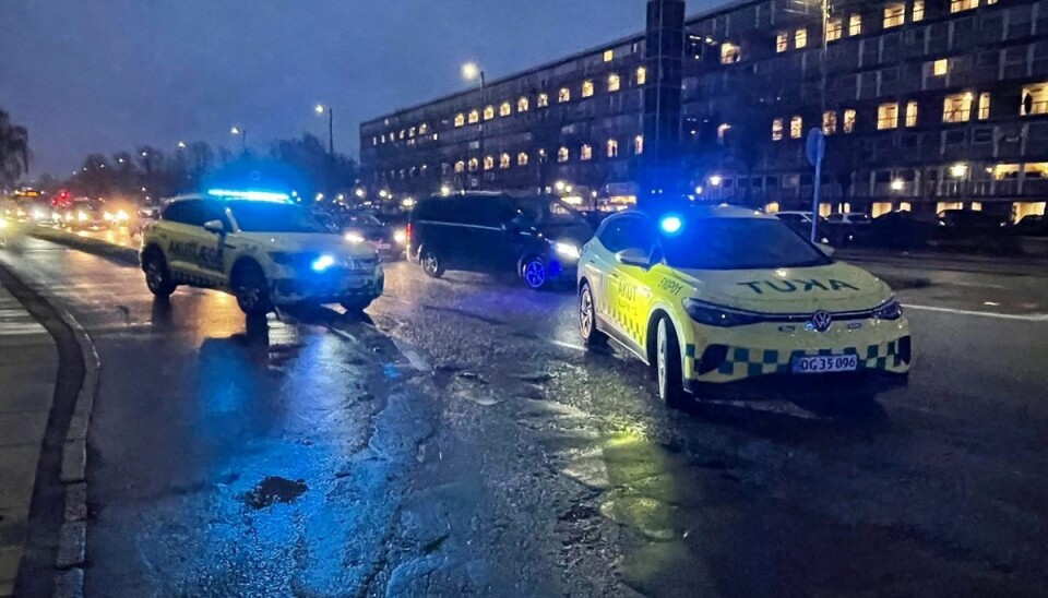 En motorcyklist er alvorligt kvæstet efter et sammenstød, og er kørt på Rigshospitalets Traumecenter.