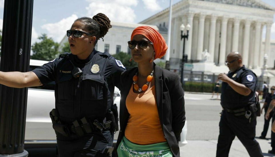 Kongresmedlem Ilhan Omar var blandt de 35 anholdte ved en abortdemonstration i Washington tirsdag. Hun skriver på Twitter, at hun fortsat vil kæmpe for retten til abort.