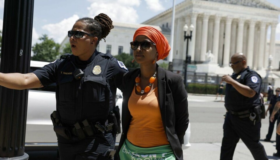 Kongresmedlem Ilhan Omar var blandt de 35 anholdte ved en abortdemonstration i Washington tirsdag. Hun skriver på Twitter, at hun fortsat vil kæmpe for retten til abort. Kongresmedlem Ilhan Omar var blandt de 35 anholdte ved en abortdemonstration i Washington tirsdag. Hun skriver på Twitter, at hun fortsat vil kæmpe for retten til abort.