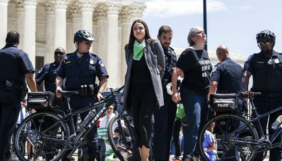 Kongresmedlemmet Alexandria Ocasio-Cortez føres væk af politiet, efter at hun blev anholdt ved en demonstration for abortrettigheder i Washington tirsdag. Kongresmedlemmet Alexandria Ocasio-Cortez føres væk af politiet, efter at hun blev anholdt ved en demonstration for abortrettigheder i Washington tirsdag.